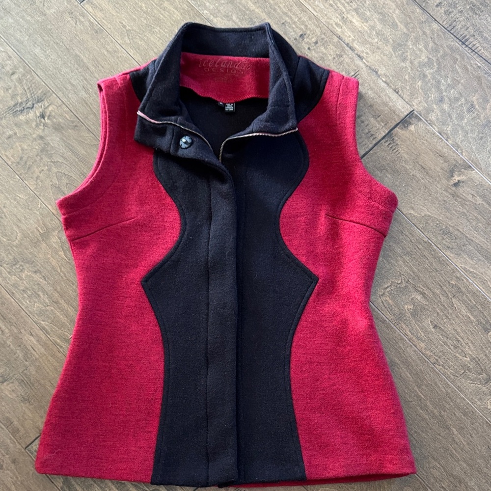 Chic Red and Black Sleeveless Blouse